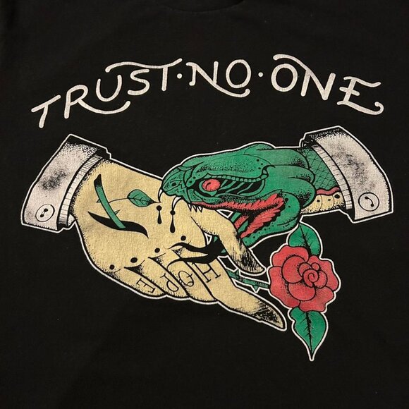 2000s XL Cotton Black T- Shirt Trust No One Graphic Traditional Tattoo Style - Picture 2 of 6